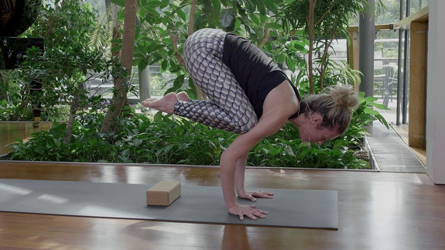 COMP] Finally able to hold crow for a few seconds, excited to keep working  on it : r/yoga