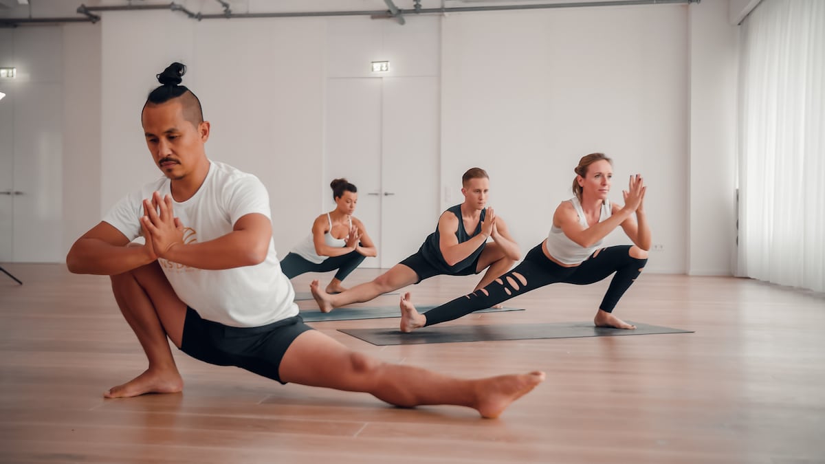 https://tintyoga.com/wp-content/uploads/2020/03/tint_magazuine_inside-flow-yoga-class.jpg